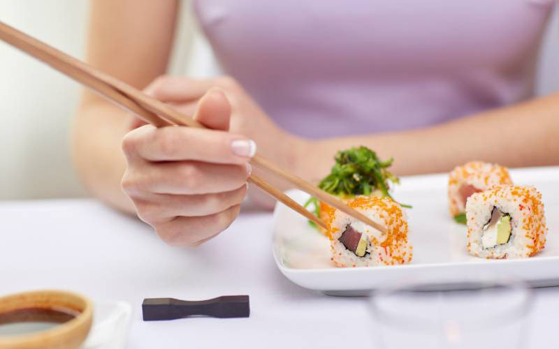 Как есть палочками для суши: инструкция по применению