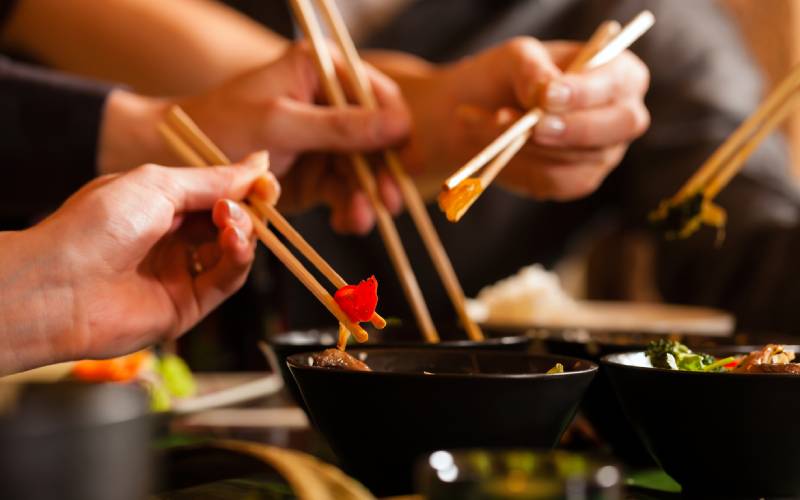 Почему в Китае и Японии до сих пор едят палочками: подлинная история популярного столового прибора